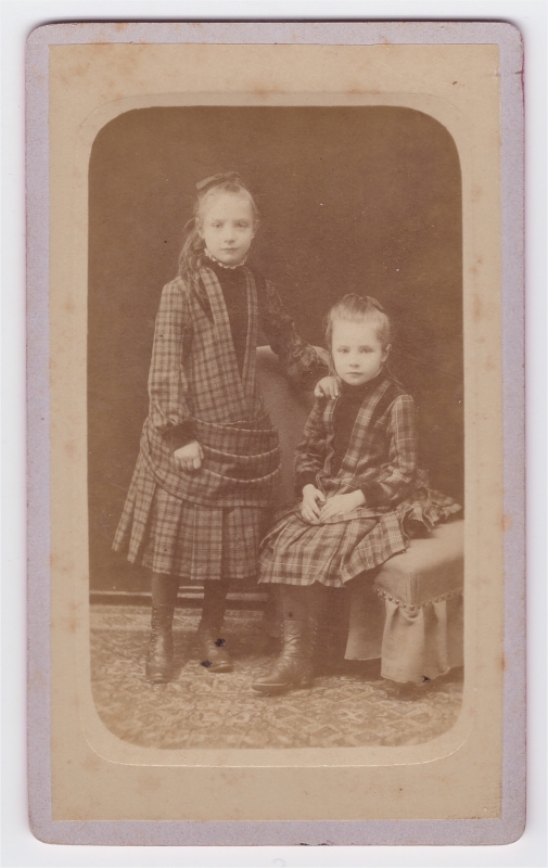 2 soeurs en robe écossaise