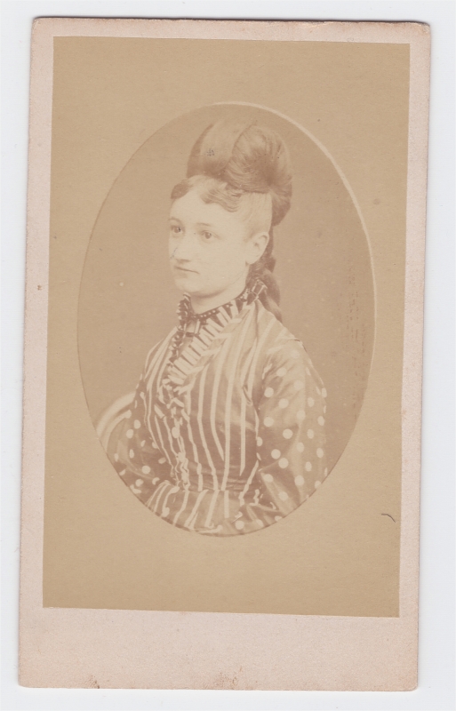 Femme en buste dans un médaillon
