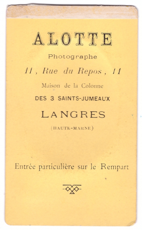 Femme en noir (médaillon)