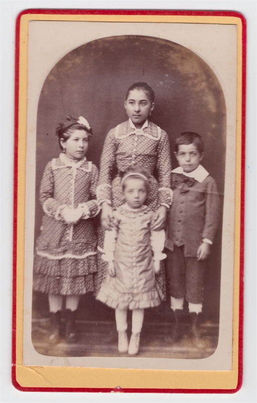  3 soeurs et leur frère