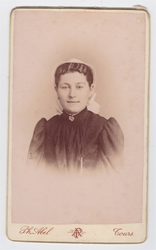 Jeune femme avec un bonnet blanc