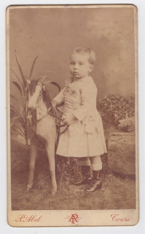 Enfant près d'un cheval d'atelier