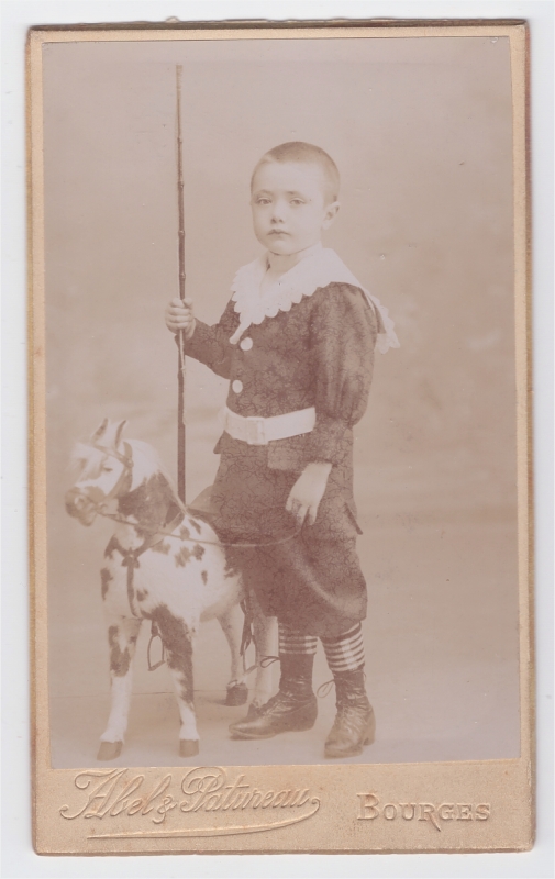 Enfant près d'un cheval d'atelier