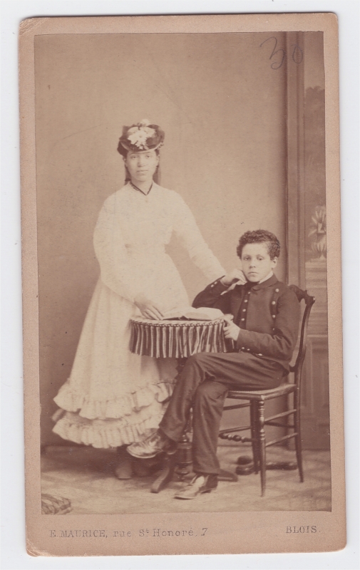 Jeune fille avec son frère (?) en uniforme