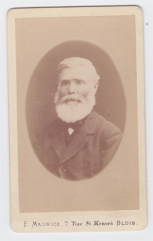 Homme âgé à la barbe blanche