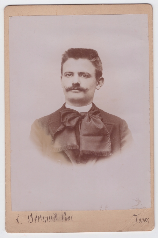 Homme cheveux en brosse