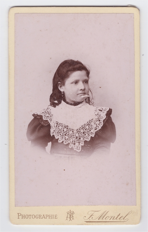 Jeune fille avec un grand col de dentelle