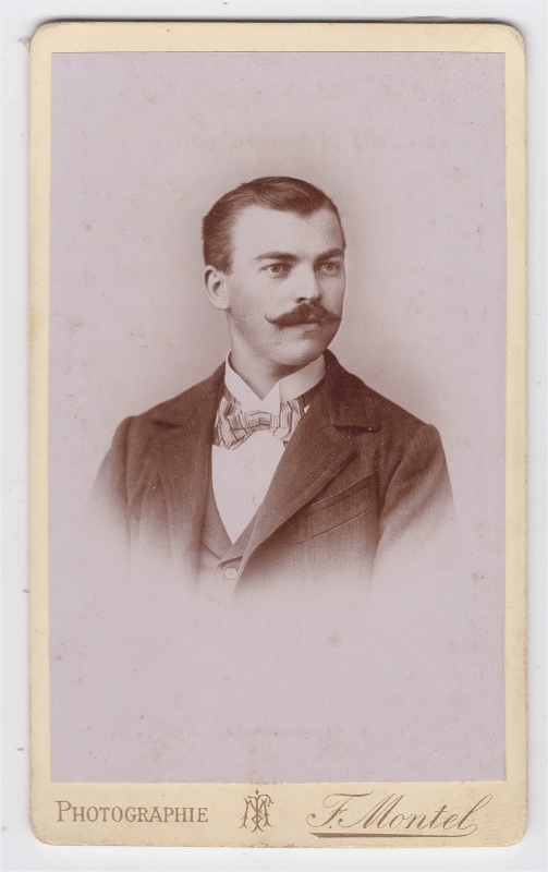 Homme avec un noeud papillon