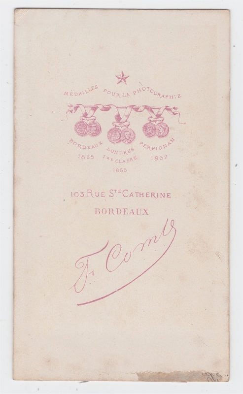 Militaire jambes croisées