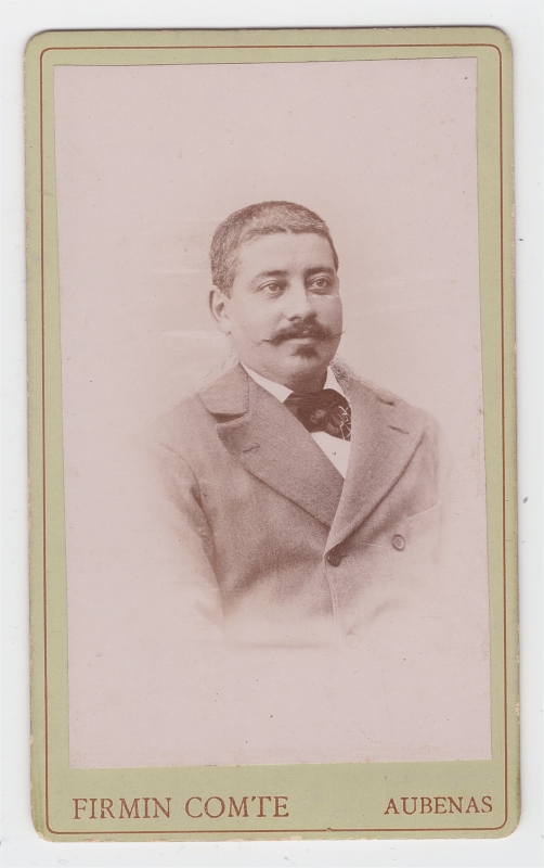 Homme jeune - cheveux courts