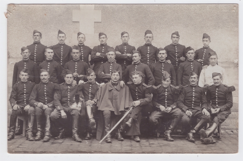 Peloton d'un régiment de cuirassiers en garnison à Tours.