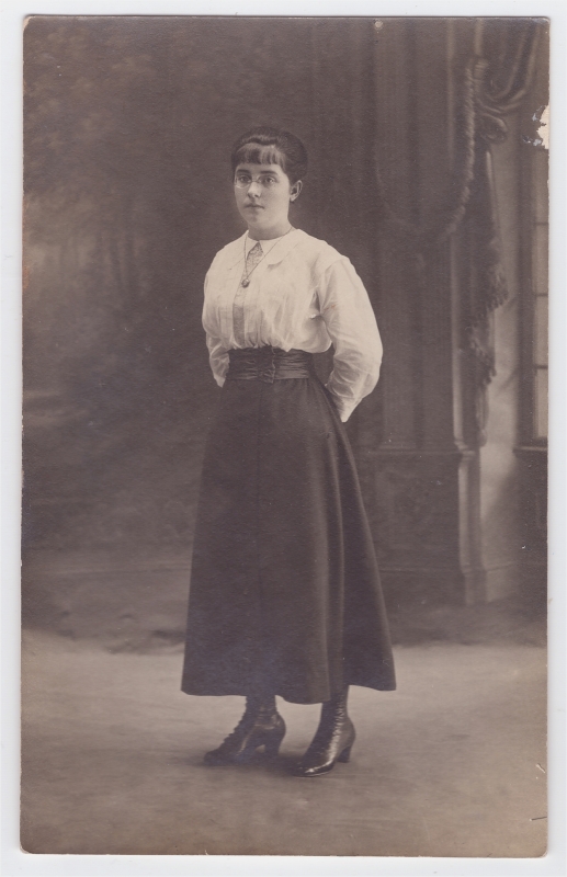 Jeune femme avec de fines lunettes