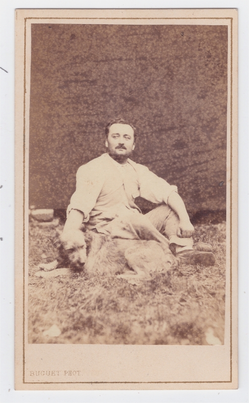 Homme assis sur l'herbe avec son chien