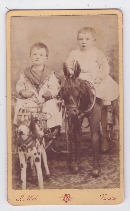 2 enfants sur des jouets d'atelier