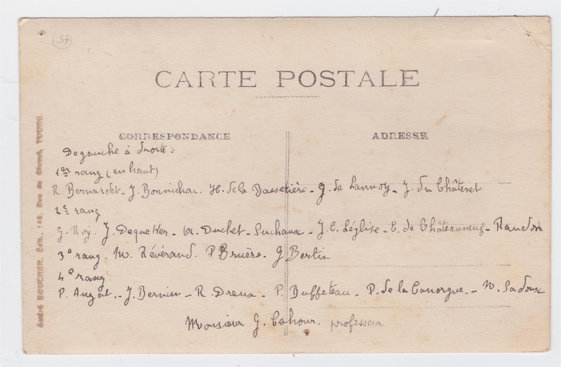 Gaston Cahour, professeur, entouré de ses élèves