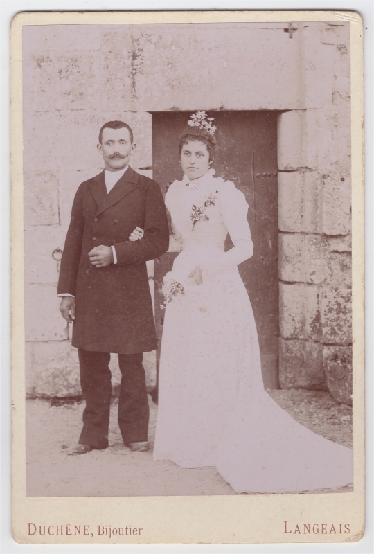 Couple de mariés en extérieur