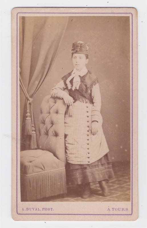 Jeune femme dans un costume original