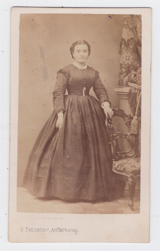 Femme portant  une robe  sanglée par une large ceinture