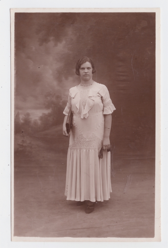 Jeune femme en robe blanche à manches courtes