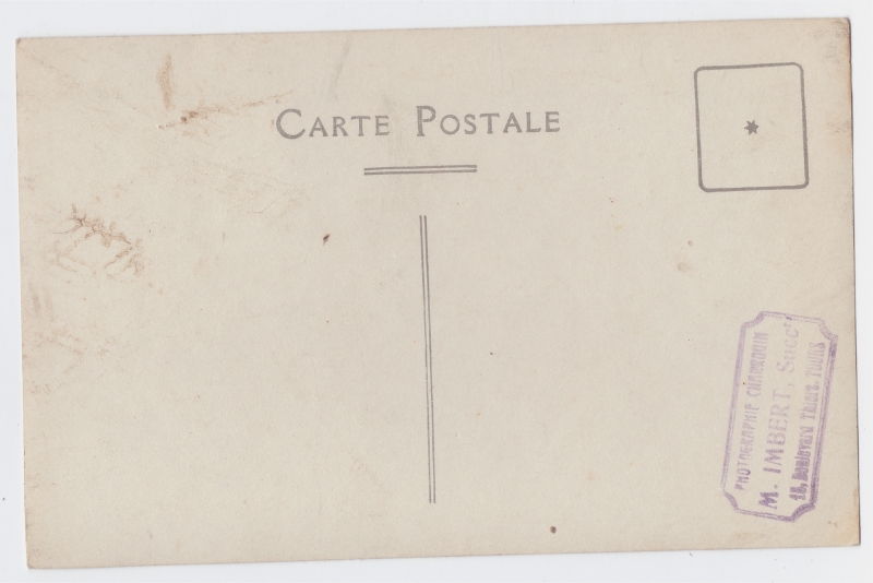 Femme portant une sacoche et tenant un sifflet (employée du tramway, du chemin de fer ?)