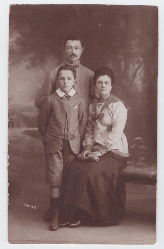 Poilu posant avec sa femme et son fils