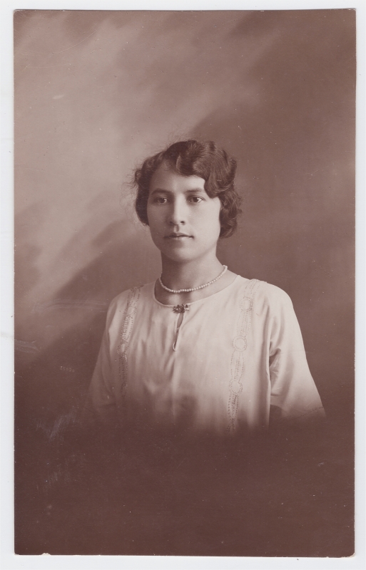 Jeune femme en corsage blanc