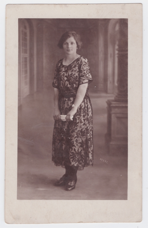 Jeune femme dans une robe à motif floral