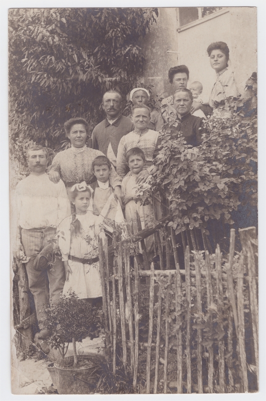 Famille devant une maison