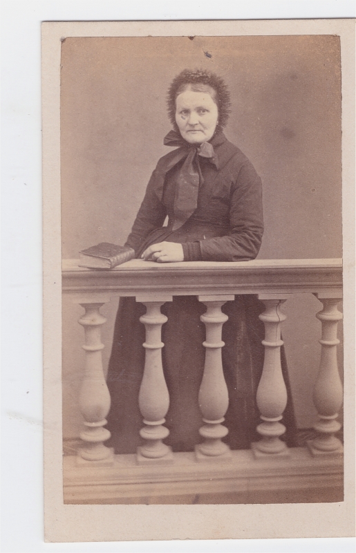 Femme accoudée à une balustrade