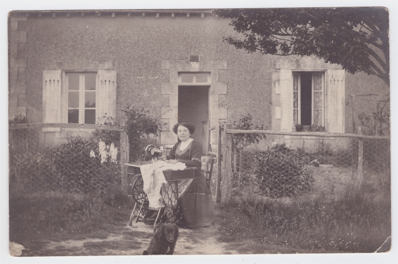 Femme devant sa machine à coudre