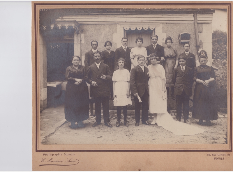 Groupe de noces devant une maison