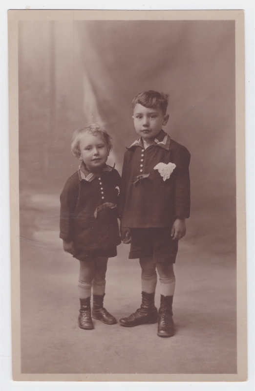 Deux enfants habillés de même