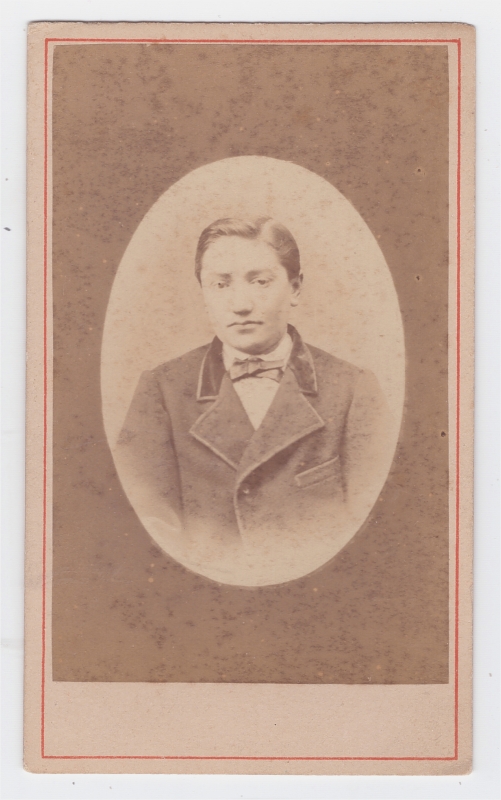 Jeune homme (en médaillon)