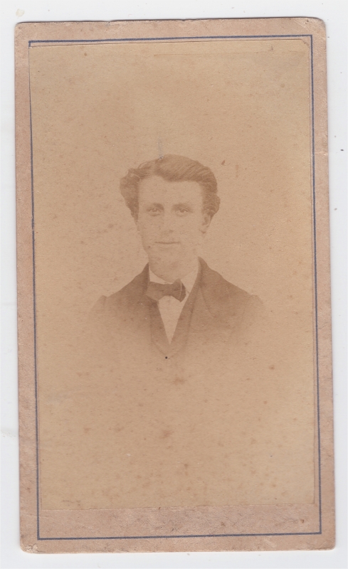 Homme jeune avec un noeud papillon