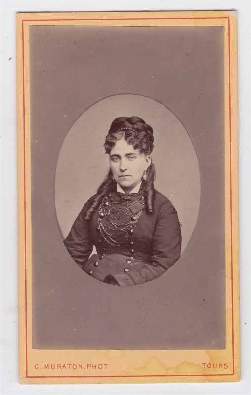 Femme (en médaillon)