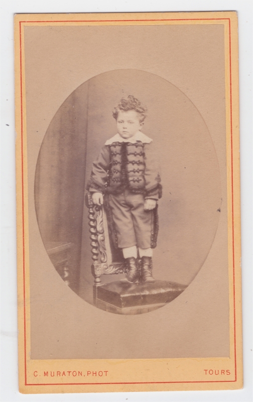 Enfant debout sur une chaise
