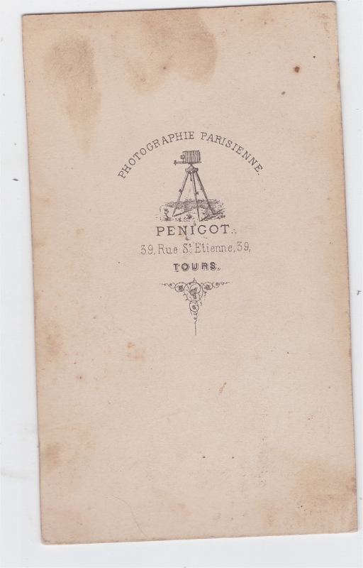 Femme en tenue de ville tenant son parapluie