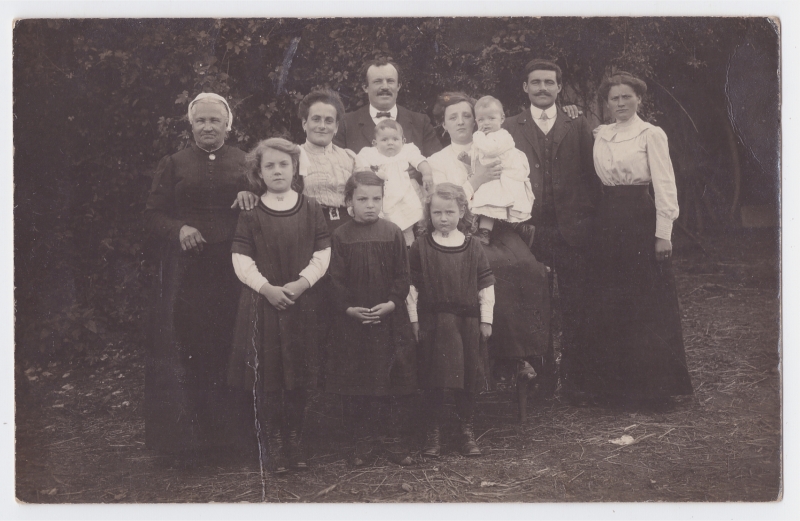 Groupe familial entourant  deux bébés