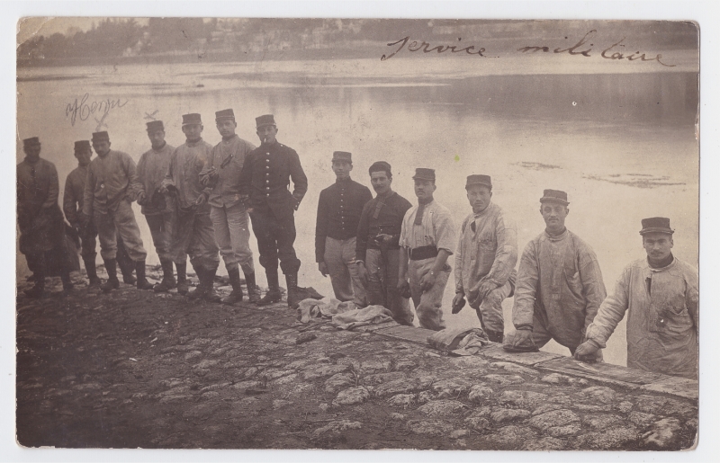 Soldats faisant une grande lessive  dans la Loire