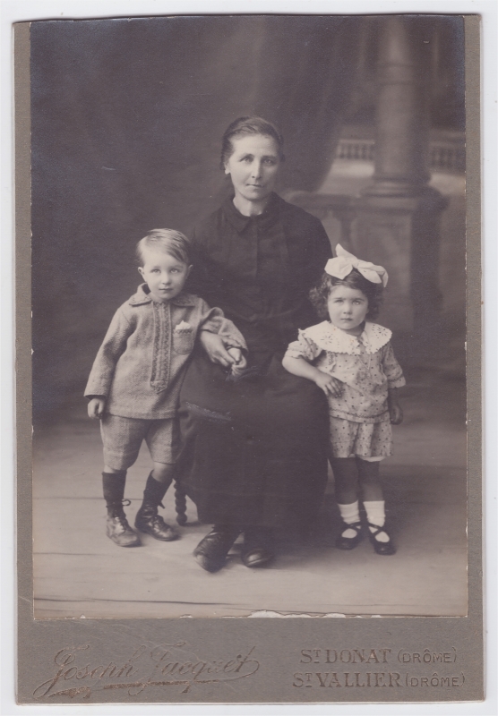 Mère avec ses deux jeunes enfants