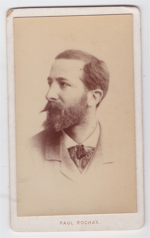 Homme barbu de trois-quarts