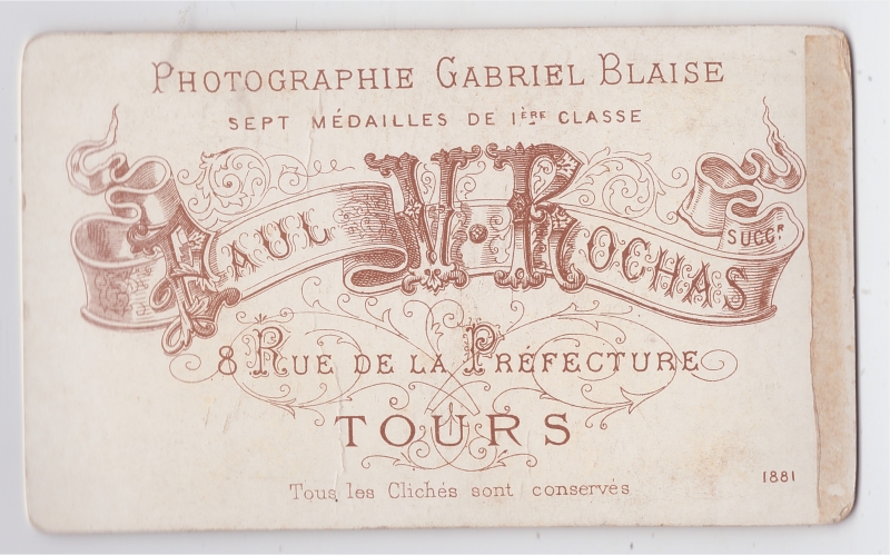 Homme barbu de trois-quarts