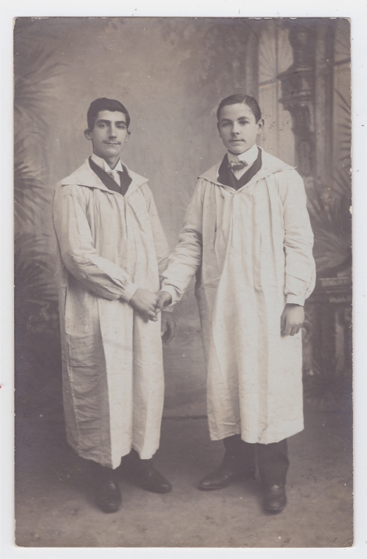 Deux jeunes hommes en blouse