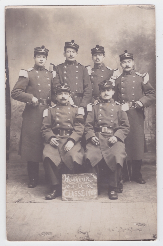 Six soldats de la 9e section des commis et ouvriers d'administration