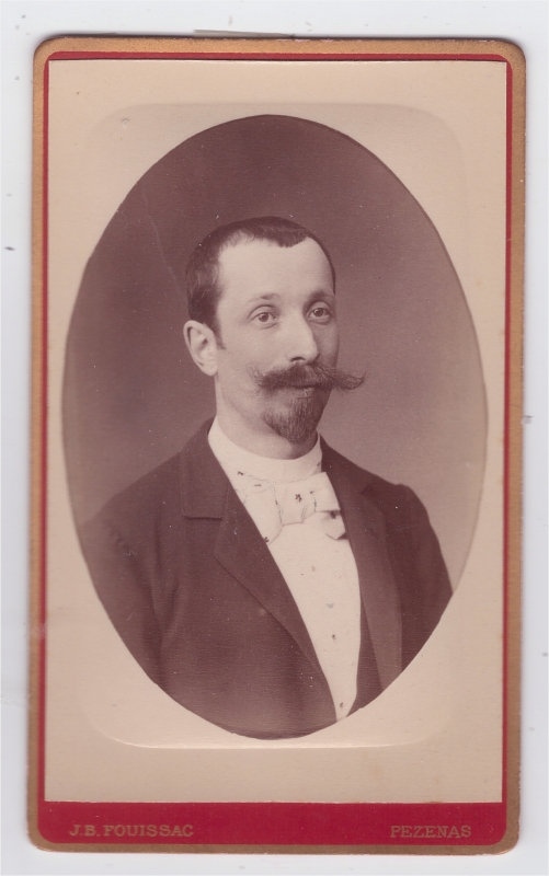 Homme à la moustache conquérante