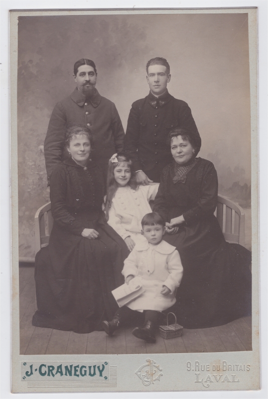 Portrait de famille avec deux soldats en uniforme