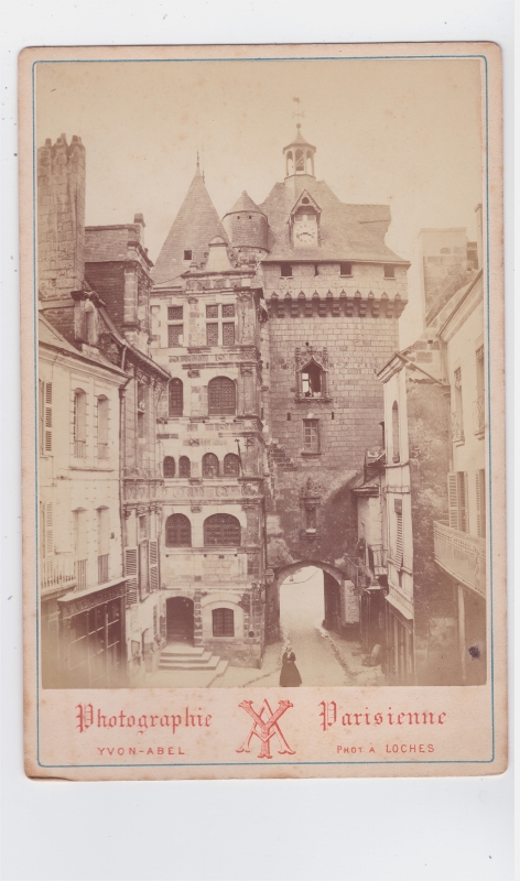 Loches - Hôtel de ville et porte Picois