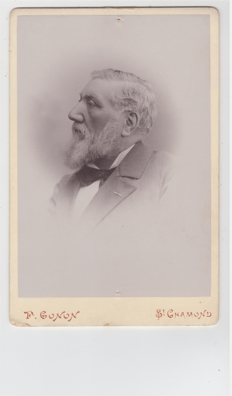 Homme âgé de profil avec une barbe blanche