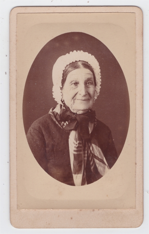 Femme âgée coiffée d'un bonnet de dentelle