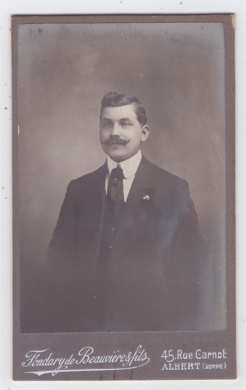 Homme avec une paire de moustaches qui rebiquent